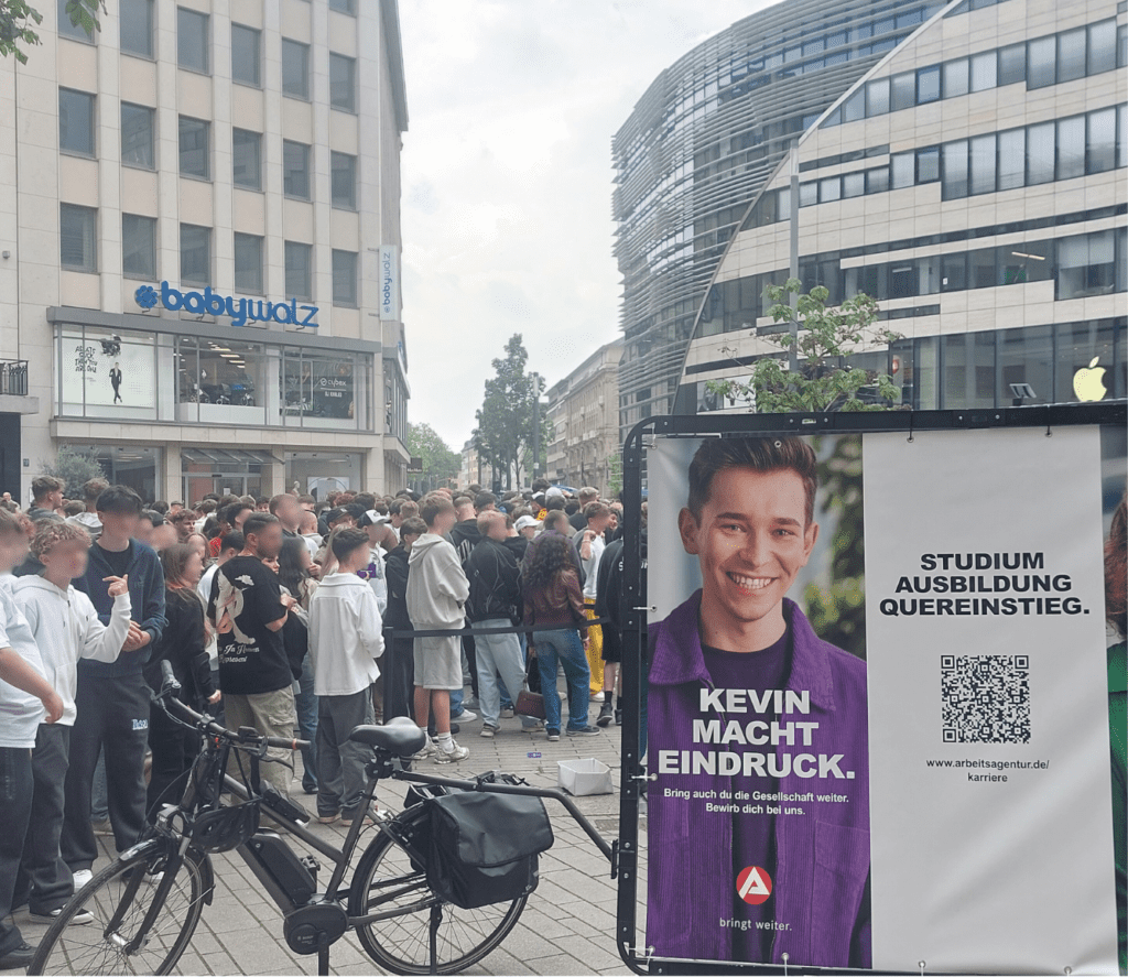 Mobile Außenwerbung in Düsseldorf in der Einkaufsstraße