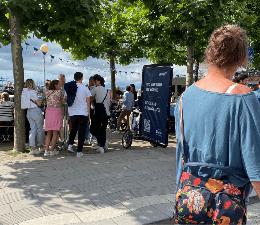 Mobile Außenwerbung in Düsseldorf an der Rheinpromenade