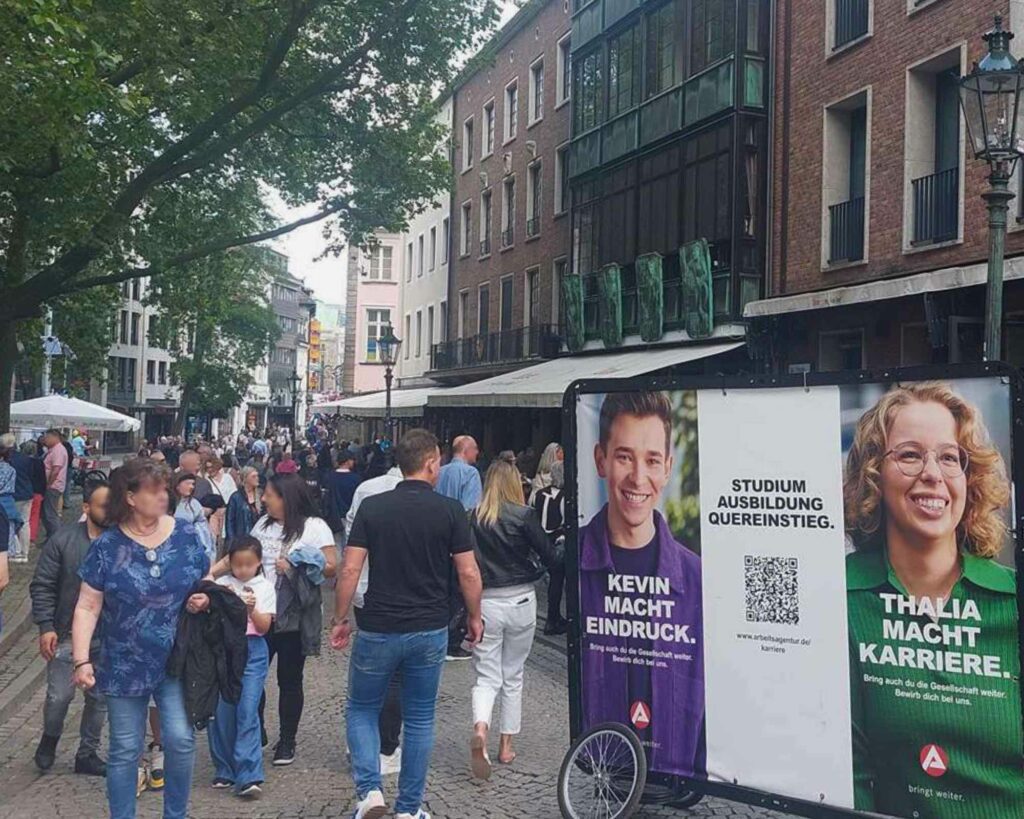 Mobile Außenwerbung in Düsseldorf in der belebten Innenstadt 