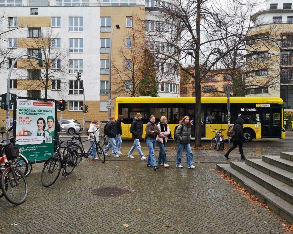 Mobile Außenwerbung in Berlin inmitten von Fahrrädern