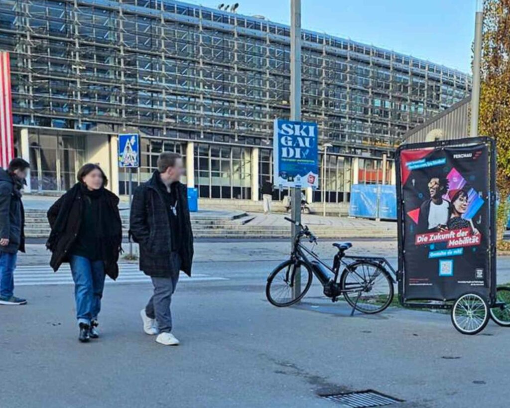 Mobile Außenwerbung in München an zentralen Orten in der Stadt wie vor U-Bahnhöfen