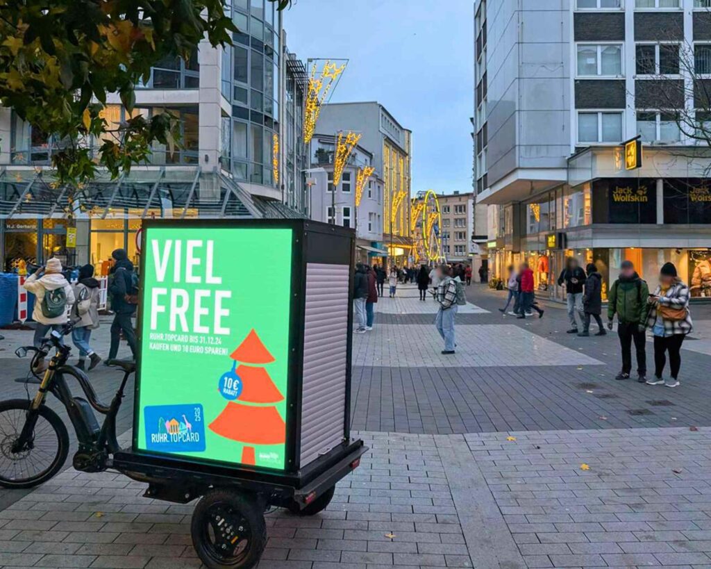 Mobile Außenwerbung in Dortmund in der Dämmerung