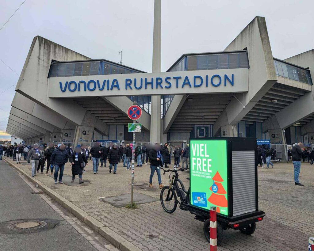 Mobile Außenwerbung in Bochum vor dem Stadion des VfL 