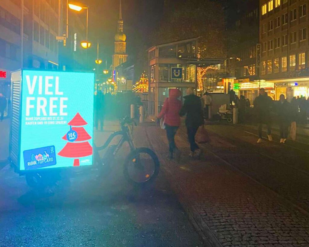 Mobile Außenwerbung in Dortmund bringt ihre Botschaft auch bei Nacht zum Leuchten