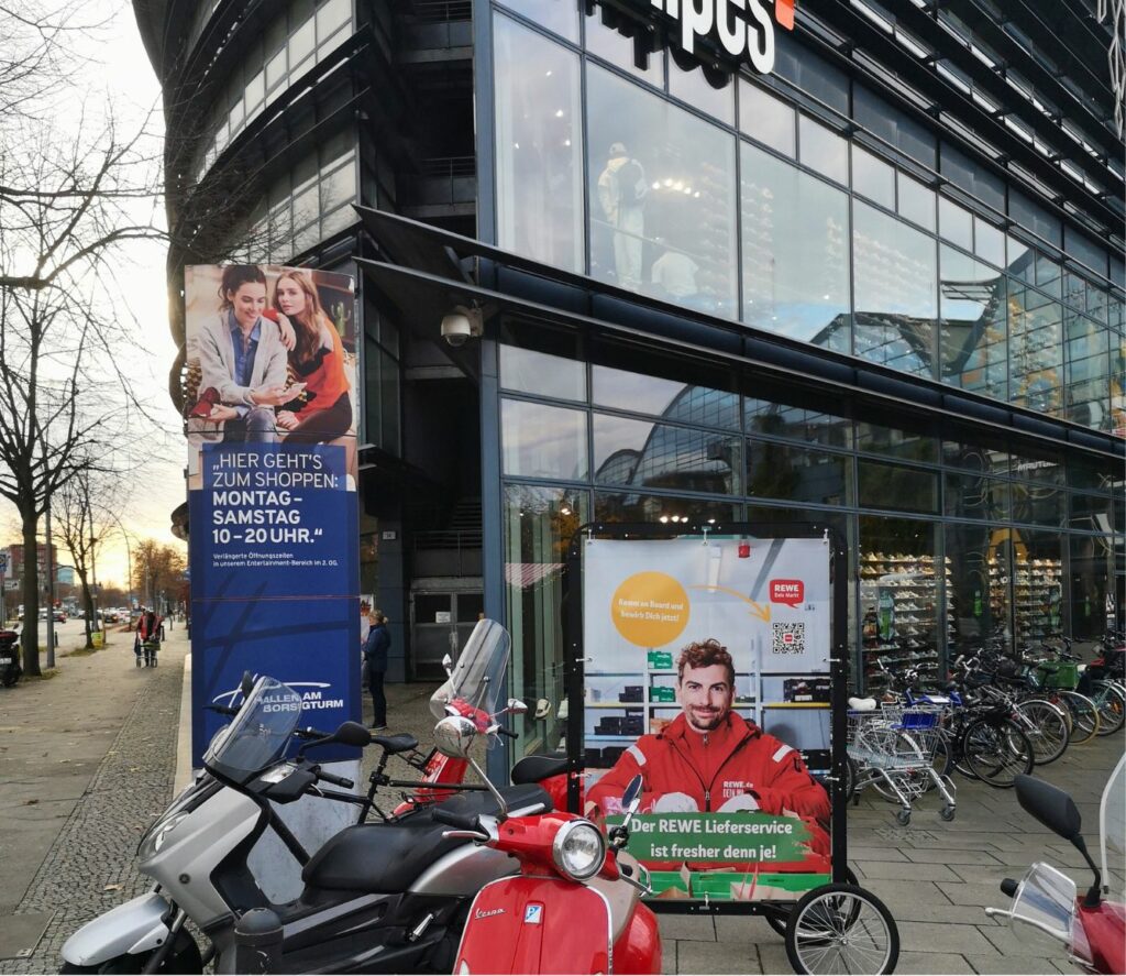 Mobile Außenwerbung in Berlin in der Einkaufsstraße