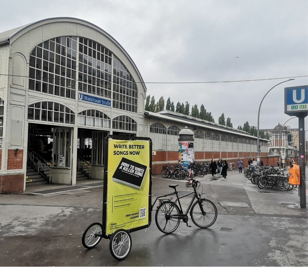 Mobile Außenwerbung in Berlin am Bahnhof