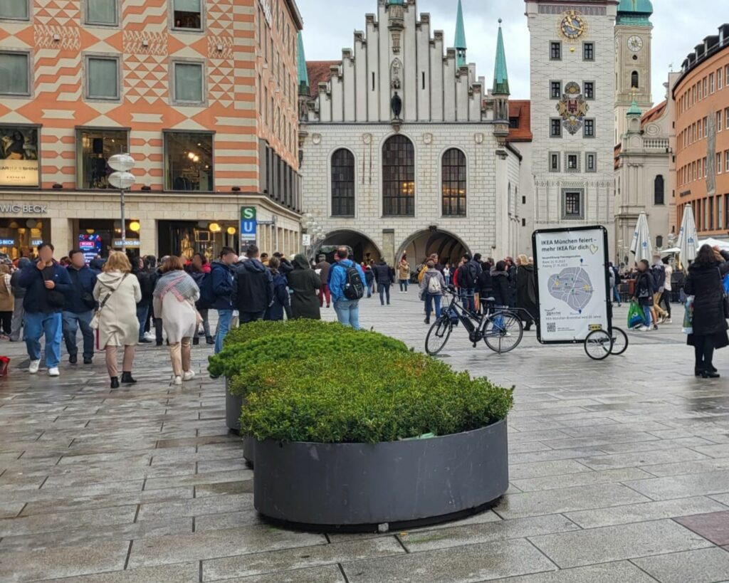 Mobile Außenwerbung in München vor historischen Gebäuden