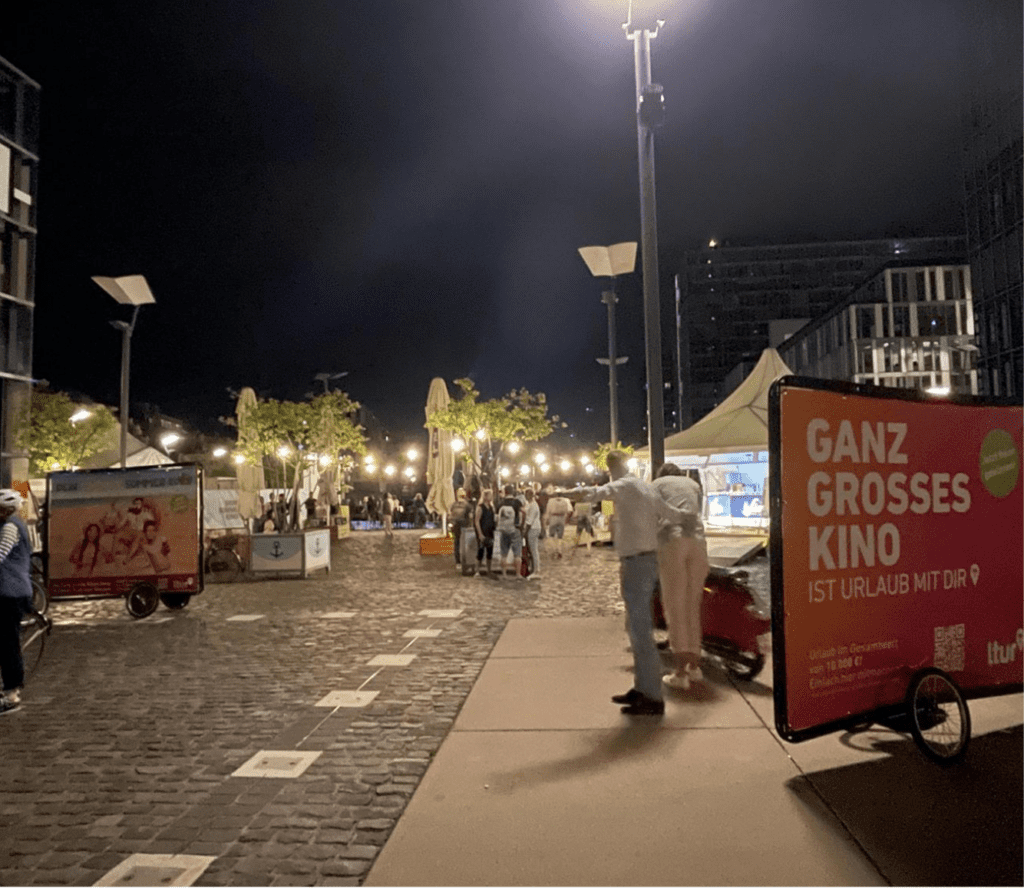 Mobile Außenwerbung in Köln bei Nacht