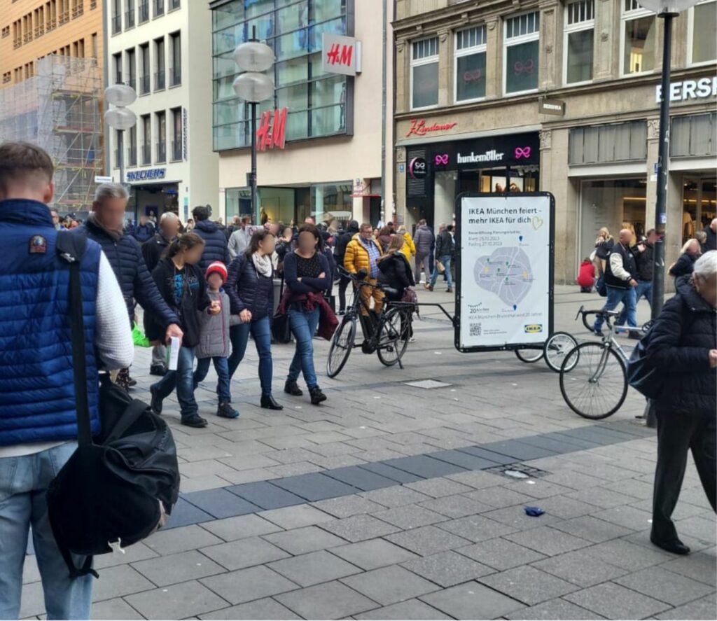 Mobile Außenwerbung in München mitten in der Einkaufsstraße