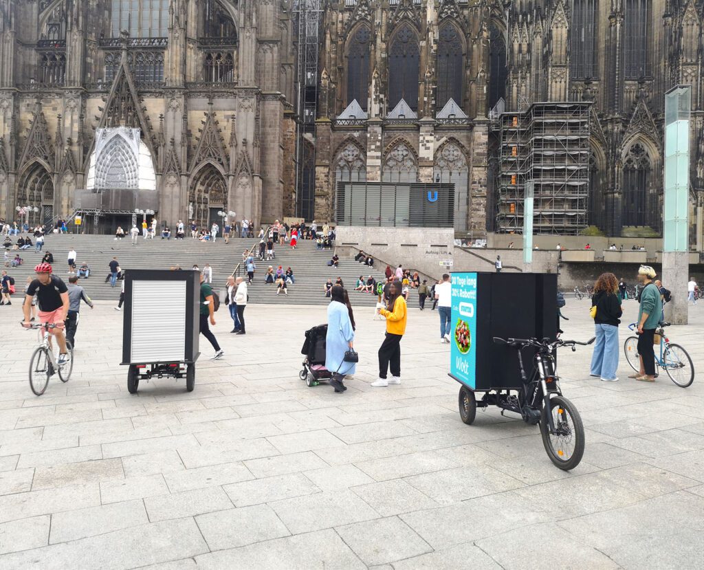 Mobile Außenwerbung in Köln direkt vor dem zentralen Aufgang zum Dom