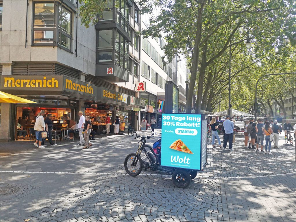 Mobile Außenwerbung in Köln vor einer der bekanntesten Bäckereien der Domstadt