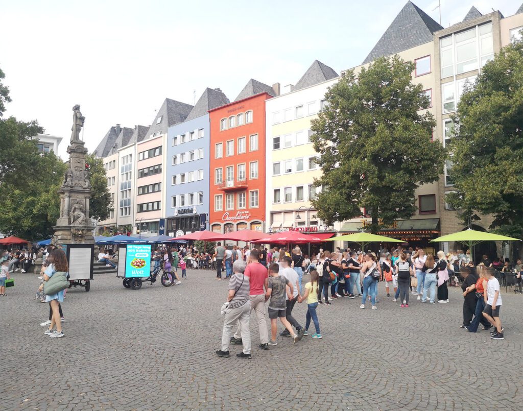 Mobile Außenwerbung in Köln zwischen Neu- und Heumarkt