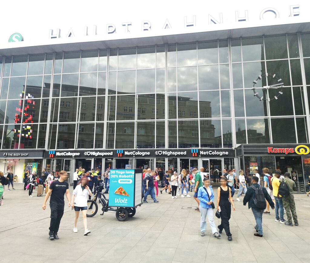 Mobile Außenwerbung in Köln auf dem Platz vor dem Hauptbahnhof