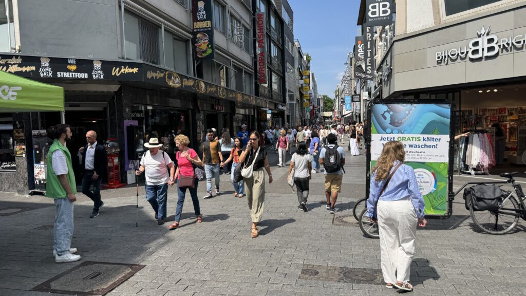 Mobile Außenwerbung in Köln zur Neueröffnung
